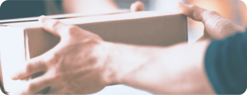 Курьер передает посылку получателю